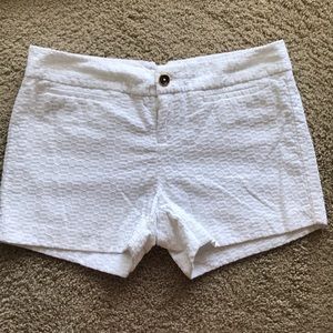 Banana Republic white shorts! 🌞